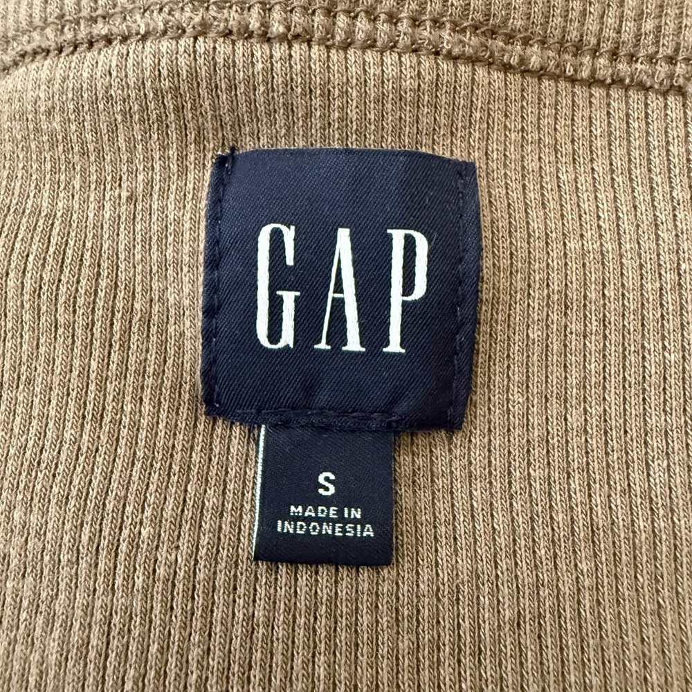 GAP Ribbed V-Neck Button-Front Long Sleeve Top - Picture 3 of 4